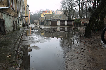 Woda zalewa działkowcom warzywa i kwiaty. Urzędnicy nie widzą problemu