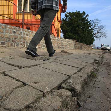 Piesi potykaj si o krzywy chodnik pod kapitanatem