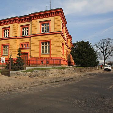 Piesi potykają się o krzywy chodnik pod kapitanatem