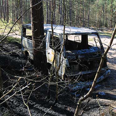 Ukradli samochod z papierosami i spalili go w lesie