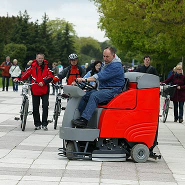 Wyszoruj chodnik na promenadzie. Zobacz film!
