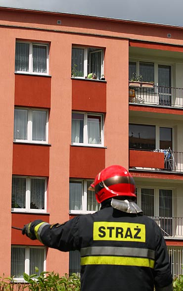 picy na parapecie lokator postawi na nogi suby ratunkowe. Zobacz film!