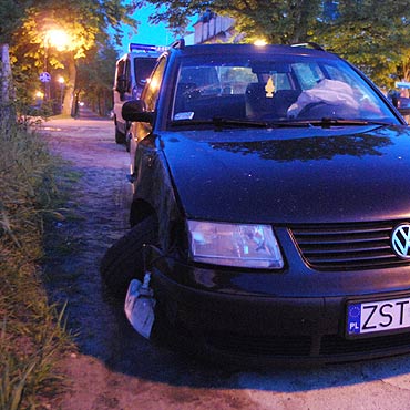 Volkswagenem wjecha w drzewo. Waciciel auta twierdzi, e kierowca uciek