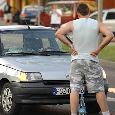 Kierowca renault potrci kobiet na pasach