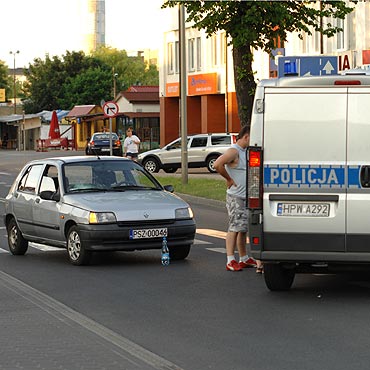Kierowca renault potrci kobiet na pasach