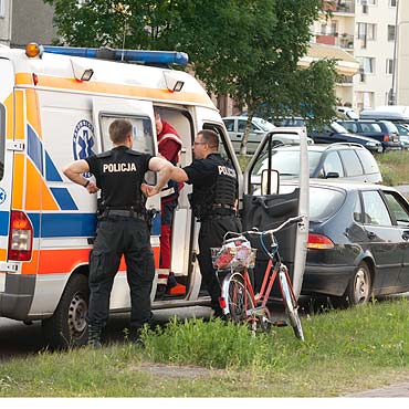 Potrci rowerzyst na pasach 