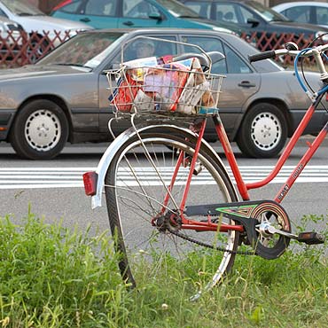 Potrci rowerzyst na pasach 