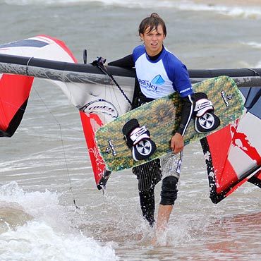 Kitesurferzy zawadn niebem nad winoujciem i Midzyzdrojami