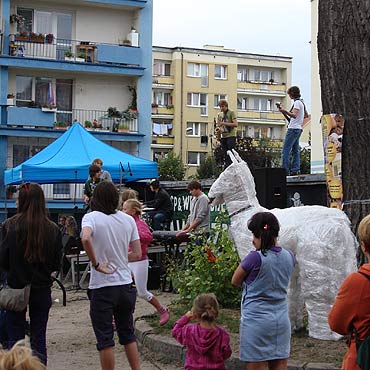 Happening na garaach. Mieszkacy bezradni