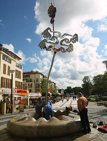 Zainstalowali rzeb na fontannie