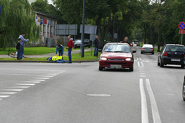 Mężczyzna pod kołami Forda