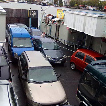 Kierowcy narzekaj na kolejki. Zobacz powd