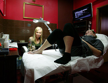 Sztuka tatuau w studio przy Roosevelta