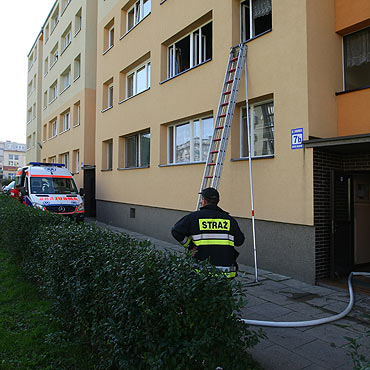 Straacy uratowali kobiet i dziecko