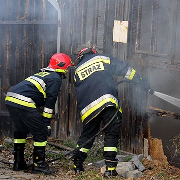 Zapalia si drewniana konstrukcja stolarni
