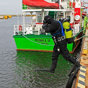 Saperzy przeszukiwali koobrzeski kana portowy. Z wody wydobyto 16 pociskw