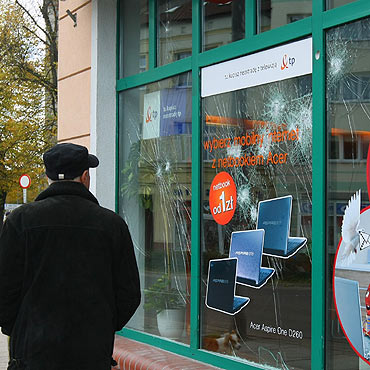 Powybija szyby w sklepach. Policja szuka sprawcy