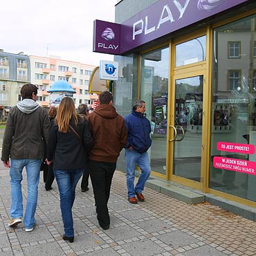 Powybija szyby w sklepach. Policja szuka sprawcy