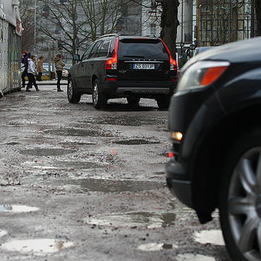 Urzdnicza nieudolno trafia w mieszkacw. Parking wci dziurawy