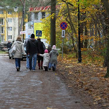 Ludzie lizgaj si na nieuprztnitych liciach