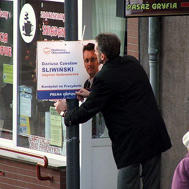 liwiski powiesi si na latarni...