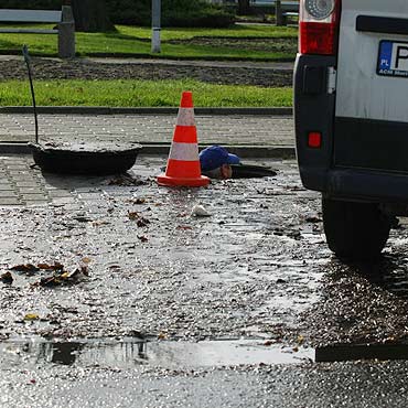 Usunli awari zapchanej studzienki. Woda nie zalewa ju ulicy