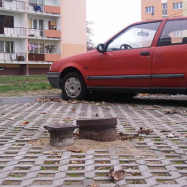 Wystajca studzienka na parkingu 