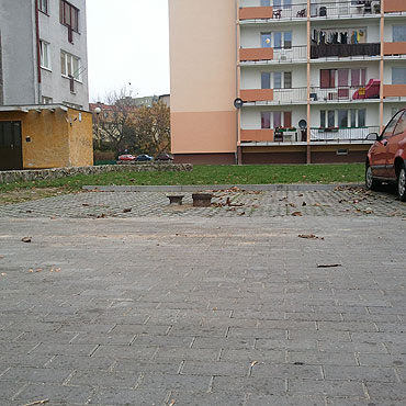 Wystająca studzienka na parkingu