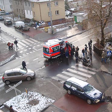 Nastolatek na skuterze uderzy w forda
