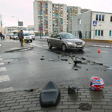 Nastolatek na skuterze uderzył w forda