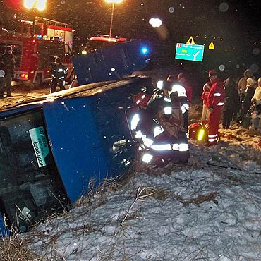 Bus wjecha do rowu. Dwie kobiety ranne. Z samochodu wydostali je straacy! 