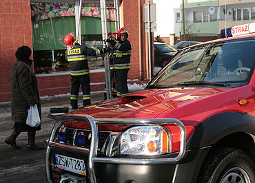 Straacy na ratunek zatrzanitej kobiecie