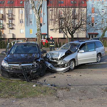 Karambol z udziaem trzech samochodw. Kierowca Opla odwieziony do szpitala.<br> Zobacz film! 