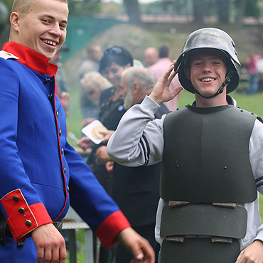 Armia wzywa!   „Grupy rekonstrukcji historycznej- pasja inna ni wszystkie”.