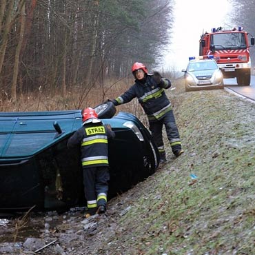 Dobropole: Peugeot koziokowa do rowu przez niecierpliwego kierowc volkswagena