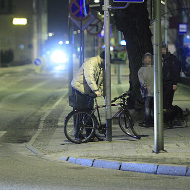 Wypadek na Konstytucji. Rowerzysta zama zakaz poruszania si rowerem i wpad pod samochd