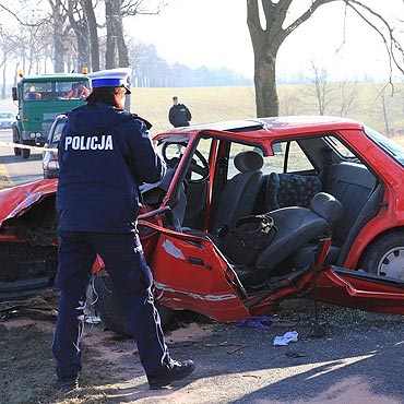 Tragedia pod Trzebieszewem. Zgin po uderzeniu w drzewo