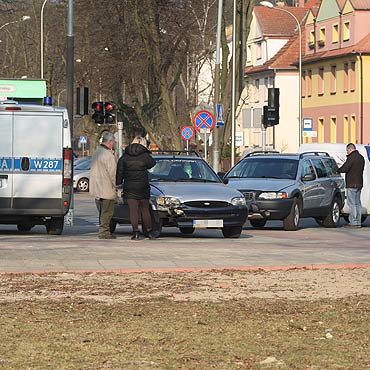 Stuczka na skrzyowaniu. Kierowca forda wymusi pierwszestwo