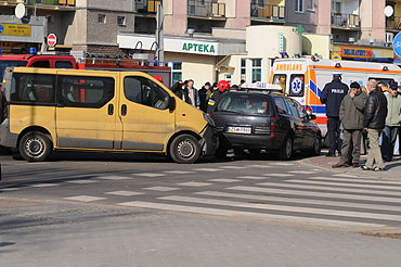 Bus uderzy w takswk. Kierowca w szpitalu