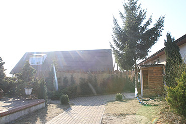 Tłumaczą dlaczego postawili <br>3-metrowy płot