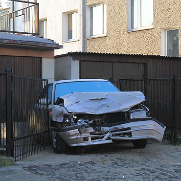 Nie wyrobi na uku, staranowa samochd i zatrzyma si na pocie