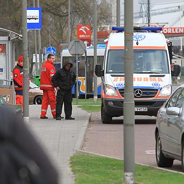 Ratownicy medyczni chcieli pomc awanturnikowi. Musieli wezwa policj