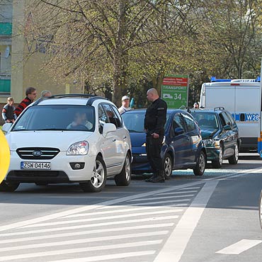 Stuczka na Konstytucji. Peugeotem wjecha w dwa samochody. Zobacz film!