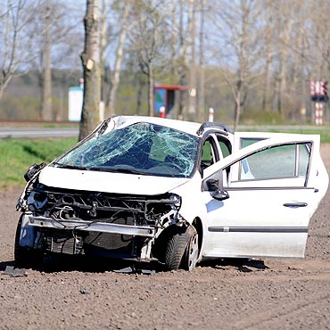 Ucieka przed zderzeniem i wjecha na pole