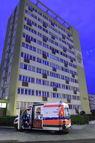 Kobieta wyskoczya<br> z wieowca