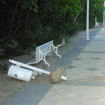 Dziwnw: Przyjechali na biwak i zdemolowali promenad