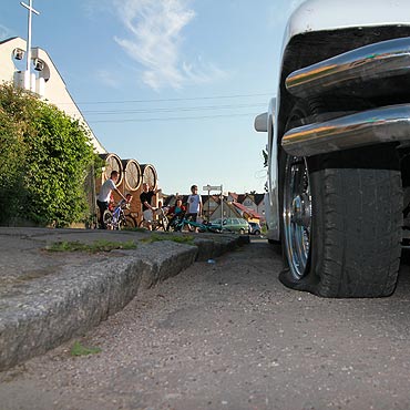 Dzieci skutecznie zatrzymały Młodych. Weselną przejażdżkę kontynuowali dalej taksówką