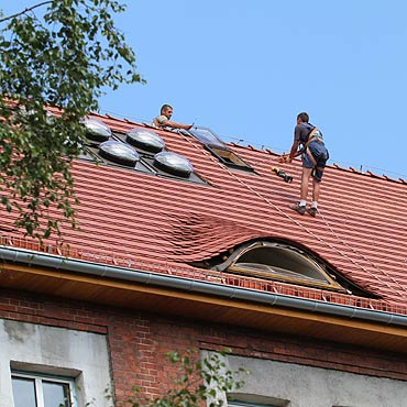 Dach urzdu zagraa przechodniom!