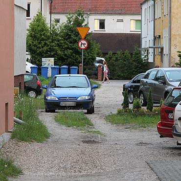 Urzdnicy wydzierawi teren, utrudniajc dojazd do posesji