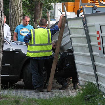 Metalowy balast spad na pot i uszkodzi samochd BMW X5
